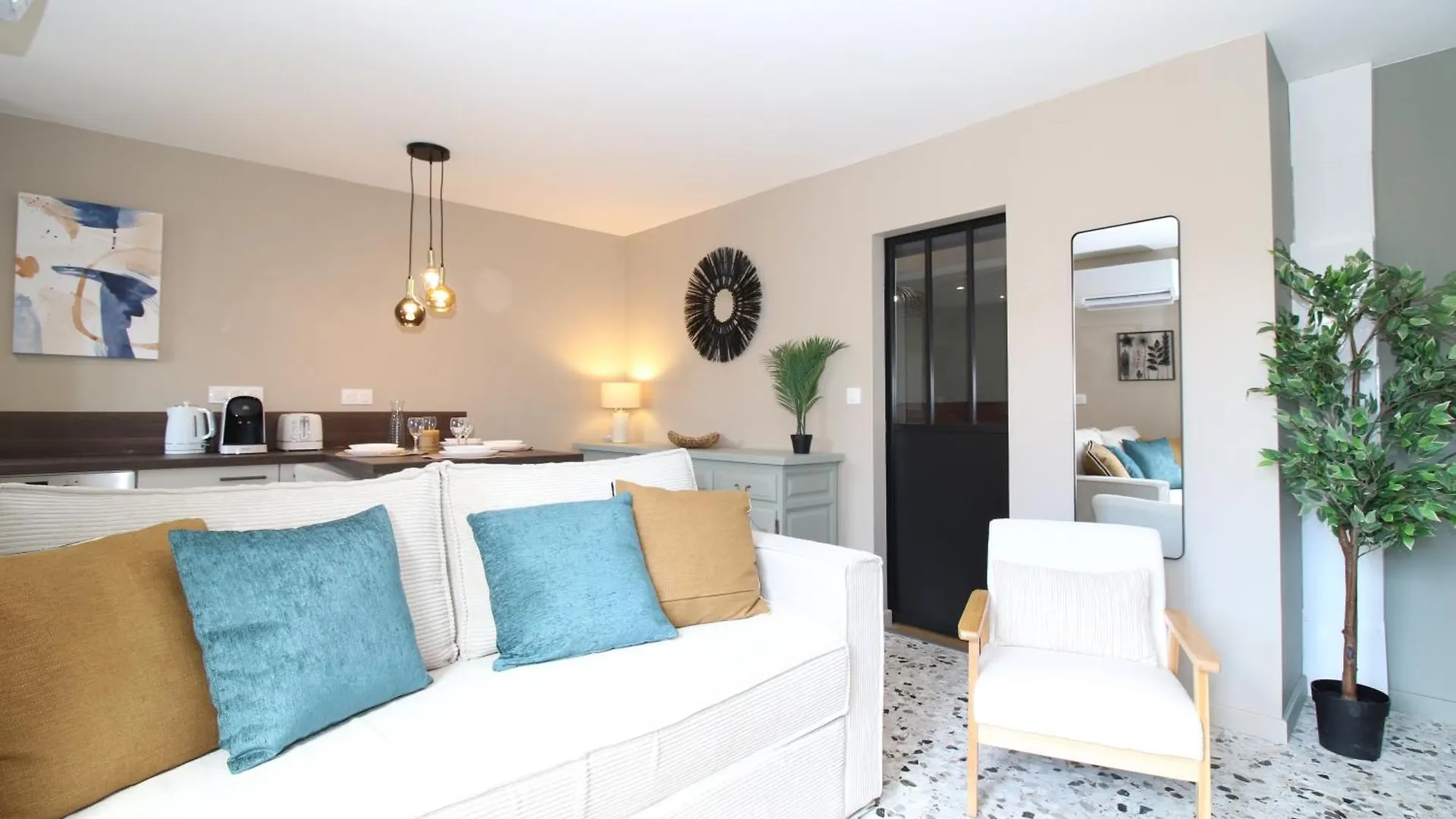 Les Carmes-Climatisation-Confort-Wifi-Hypercentre-Netflix Avignon Apartment